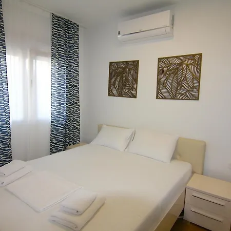 Lora Zmajeva, 7 * Budva