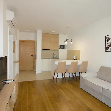 Lora Zmajeva, 7 Apartament Budva
