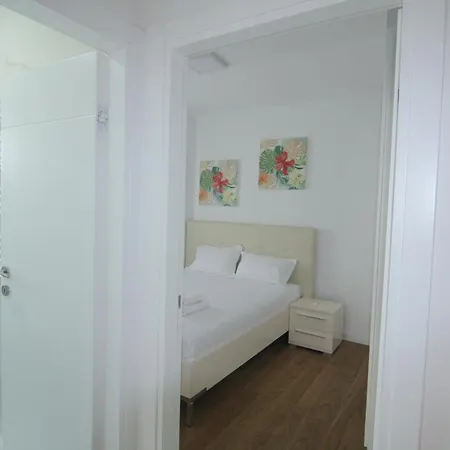 Apartament Lora Zmajeva, 7 *