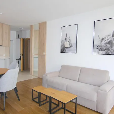 Lora Zmajeva, 7 * Budva