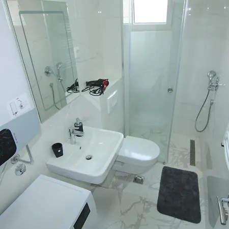Lora Zmajeva, 7 Apartament Budva