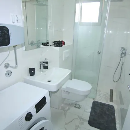 Apartament Lora Zmajeva, 7 *