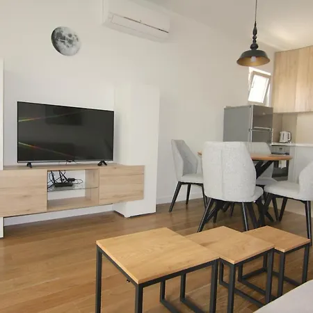 Lora Zmajeva, 7 * Budva