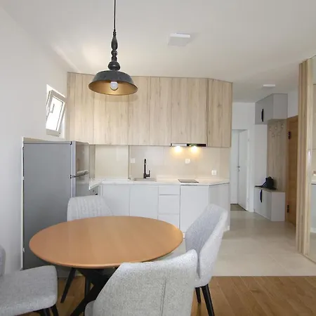 Apartament Lora Zmajeva, 7