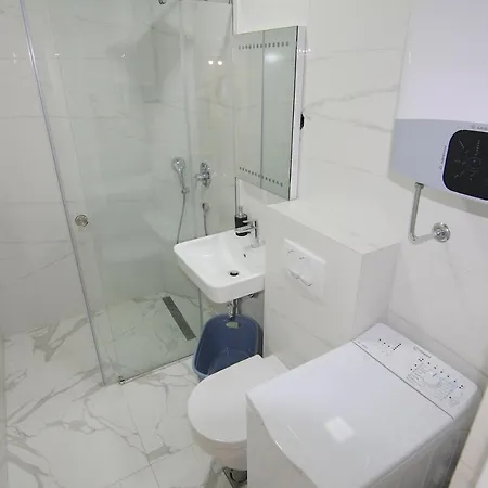Lora Zmajeva, 7 * بودفا